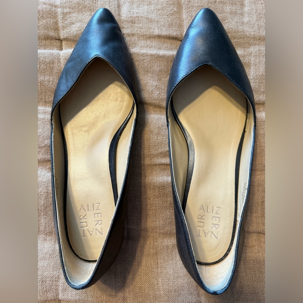 Naturalizer Black leather Pointed Wide Shoe